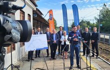 Podpisanie umowy w Tarnobrzegu na linię Stalowa Wola - Padew; fot. Karol Jakubowski PLK SA