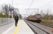 Peron, podróżny i pociąg na przystanku Słupia, fot. Tomasz Nizielski PKP PLK