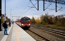 Pociąg przy peronie, podróżni na stacji Gniewkowo, fot. Łukasz Bryłowski PKP PLK