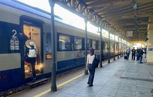 Podróżni na peronie w Piotrkowie Trybunalskim, widać pociąg, fot. Anna Znajewska-Pawluk (2)