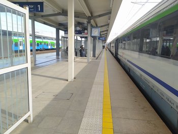 Stacja Rzeszów Główny, na peronie są podróżni, obok stoją pociągi, fot. Dorota Szalacha