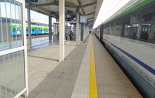 Stacja Rzeszów Główny, na peronie są podróżni, obok stoją pociągi, fot. Dorota Szalacha