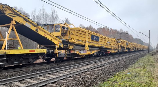 Szlak Zduńska Wola - Poddębice, układanie nowych szyn i podkładów przez maszynę fot. Krzysztof Kalkowski PLK SA (1)