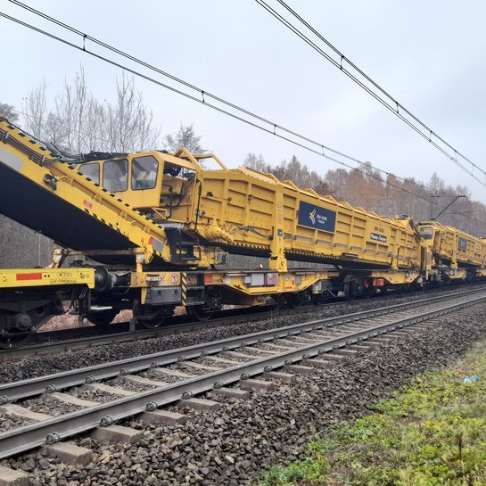 Szlak Zduńska Wola - Poddębice, układanie nowych szyn i podkładów przez maszynę fot. Krzysztof Kalkowski PLK SA (1)