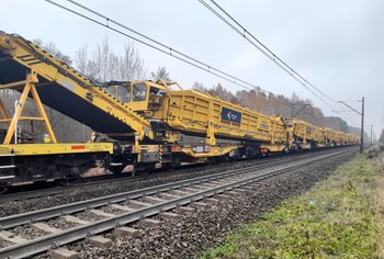 Szlak Zduńska Wola - Poddębice, układanie nowych szyn i podkładów przez maszynę fot. Krzysztof Kalkowski PLK SA (1)