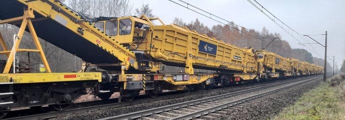 Szlak Zduńska Wola - Poddębice, układanie nowych szyn i podkładów przez maszynę fot. Krzysztof Kalkowski PLK SA (1)