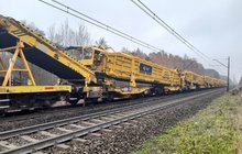 Szlak Zduńska Wola - Poddębice, układanie nowych szyn i podkładów przez maszynę fot. Krzysztof Kalkowski PLK SA (1)