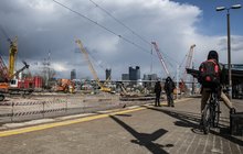 Widok na prace na stacji Warszawa Zachodnia i sylwetki podróżnych, fot. Izabela Miernikiewicz