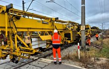 Maszyna do potokowej wymiany nawierzchni kolejowej pracuje przy lk 73, fot. Piotr Hamarnik (3)