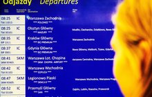 Pasażer sprawdza rozkład jazdy przy infokiosku autor. PKP Polskie Linie Kolejowe SA 