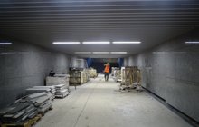 Prace w tunelu pod stacją Olsztyn Główny. Robotnik przy płytach granitowych_fot. Andrzej Puzewicz