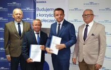 Przedstawiciele wykonawcy i Polskich Linii Kolejowych z umową na modernizację toru 2 Radzice-Radom, fot. M.Derezinski