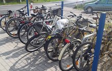 Stojaki rowerowe przy przystanku na terenie Zakładu Linii Kolejowych w Łodzi