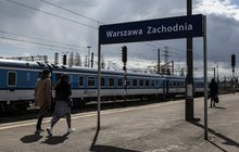 Podróżni na peronie stacji Warszawa Zachodnia, w tle pociąg, fot. Izabela Miernikiewicz