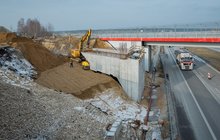 Budowa wiaduktu nad A1, pod powstającą konstrukcją obiektu prowadzony jest ruch samochodowy, fot. Szymon Grochowski