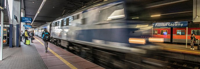 Pociąg wjeżdżający na peron stacji Poznań Główny, po prawej podróżni_fot.Łukasz Bryłkowski