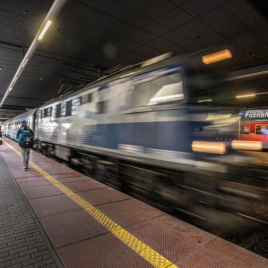 Pociąg wjeżdżający na peron stacji Poznań Główny, po prawej podróżni_fot.Łukasz Bryłkowski