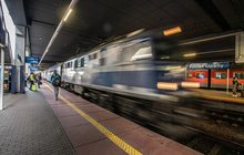 Pociąg wjeżdżający na peron stacji Poznań Główny, po prawej podróżni_fot.Łukasz Bryłkowski