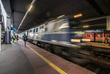 Pociąg wjeżdżający na peron stacji Poznań Główny, po prawej podróżni_fot.Łukasz Bryłkowski