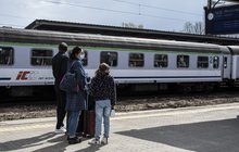 Podróżni na peronie stacji Warszawa Zachodnia, w tle pociąg, fot. Izabela Miernikiewicz