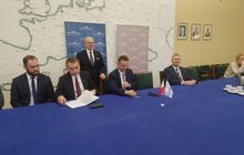 Członek Zarządu PLK i z-ca prezydenta Poznania podpisują list intencyjny_fot.Radek Śledziński