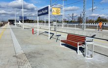 Ławka na zmoderniozowanym peronie stacji Kraków Płaszów, fot. Piotr Hamarnik