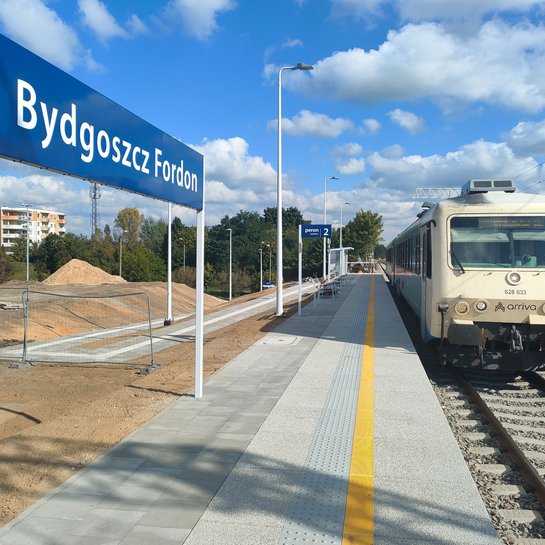 Pociąg przy peronie nr 2 na przystanku Bydgoszcz Fordon. fot. Przemysław Zieliński PLK 1