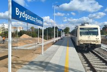 Pociąg przy peronie nr 2 na przystanku Bydgoszcz Fordon. fot. Przemysław Zieliński PLK 1