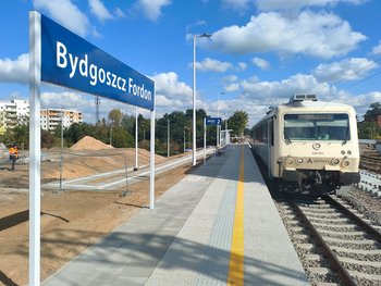 Pociąg przy peronie nr 2 na przystanku Bydgoszcz Fordon. fot. Przemysław Zieliński PLK 1