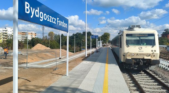 Pociąg przy peronie nr 2 na przystanku Bydgoszcz Fordon. fot. Przemysław Zieliński PLK 1