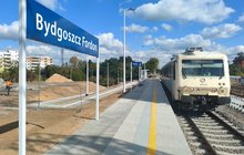 Pociąg przy peronie nr 2 na przystanku Bydgoszcz Fordon. fot. Przemysław Zieliński PLK 1