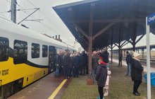 Podróżni stojący na stacji w Chojnowie, przy peronie stoi pociąg do Chocianowa fot. Mirosław Siemieniec