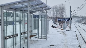 Przystanek Pawłowice Śląskie Centrum, na zdjęciu wiata i tablica informacyjna, fot. Krzysztof Podgórny