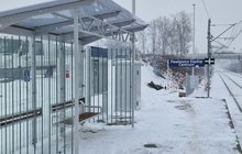 Przystanek Pawłowice Śląskie Centrum, na zdjęciu wiata i tablica informacyjna, fot. Krzysztof Podgórny