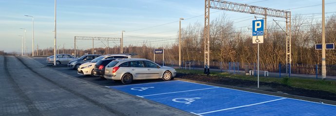 Będziemyśl Przystanek kolejowy w Będziemyślu, przy przystanku jest parking, fot. Mateusz Bryndza (1)
