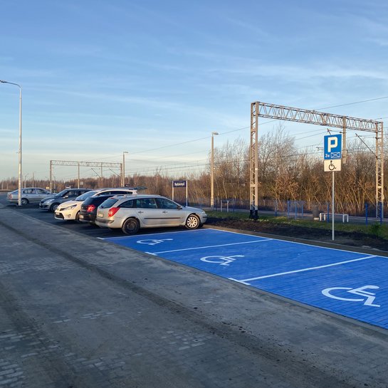 Będziemyśl Przystanek kolejowy w Będziemyślu, przy przystanku jest parking, fot. Mateusz Bryndza (1)
