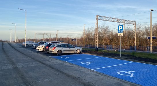 Będziemyśl Przystanek kolejowy w Będziemyślu, przy przystanku jest parking, fot. Mateusz Bryndza (1)