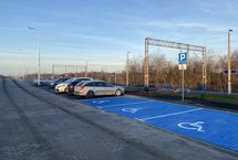Przystanek kolejowy w Będziemyślu, przy przystanku jest parking, fot. Mateusz Bryndza (1)