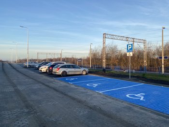 Przystanek kolejowy w Będziemyślu, przy przystanku jest parking, fot. Mateusz Bryndza (1)