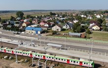 Nowy peron przystanku Uhowo, przy starym peronie pociąg widok z drona, fot. Artur Lewandowski PKP Polskie Linie Kolejowe S.A.