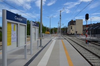 Nowy peron w stacji Cieszyn ze ścieżkami naprowadzającymi, tablica informacyjna z nazwą stacji, w tle widoczna pochylnia, fot. Katarzyna Głowacka