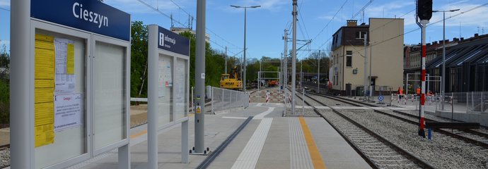 Nowy peron w stacji Cieszyn ze ścieżkami naprowadzającymi, tablica informacyjna z nazwą stacji, w tle widoczna pochylnia, fot. Katarzyna Głowacka