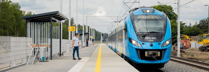 Pociąg przy nowym peronie w Drawinach, po prawej wiata_fot.Marcin Tadus