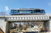 Próby obciążeniowe nowego wiaduktu kolejowego w Wojkowicach, pod wiaduktem prace wykończeniowe, fot. PLK