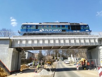 Próby obciążeniowe nowego wiaduktu kolejowego w Wojkowicach, pod wiaduktem prace wykończeniowe, fot. PLK