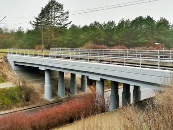 Zdjęcie przedstawia wyremontowany wiadukt kolejowy nad al. Kaliskiego w Bydgoszczy