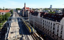 Pociąg jedzie estakadą w kierunku stacji Kraków Główny, fot. Piotr Hamarnik