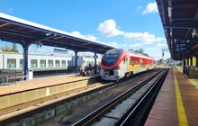 Pociąg na peronie w Gorzowie Wielkopolskim, na pierwszym planie peron i wiata_fot.Radek Śledziński