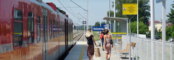 Przystanek Kolumna, podróżni na nowym peronie, pociąg, Fot. Anna Hampel