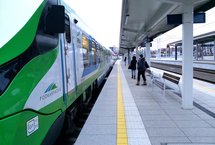 Stacja Rzeszów Główny,na peronie są podróżni, obok stoi pociąg, fot. Kamil Mergel